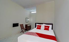 Oyo 91933 Puri Gana Residence  2*